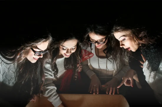 Team in een escape room in Veenendaal lost samen puzzels op